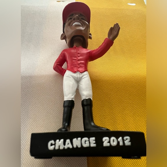 Barack Obama 7 Inches Tall Polyresin Bobblehead Action Figure - Picture 8 of 12